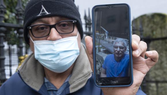 Un familiar de Rogelio Franco, uno de los tripulantes peruanos del arrastrero "Villa de Pitanxo" que se hundió frente a las costas de Canadá, muestra una foto de Rogelio en su teléfono inteligente en la ciudad portuaria de Marín. (Foto: MIGUEL RIOPA / AFP)