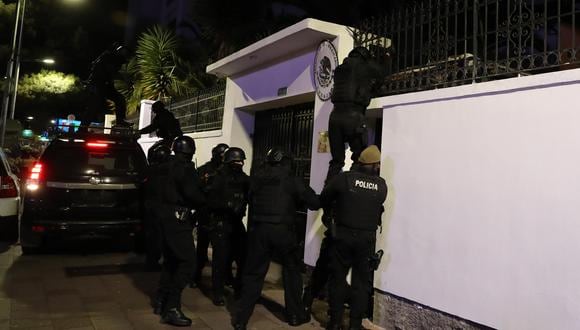 Integrantes de un cuerpo élite de la Policía ecuatoriana irrumpen en la Embajada de México para detener al exvicepresidente Jorge Glas. (Foto: EFE)