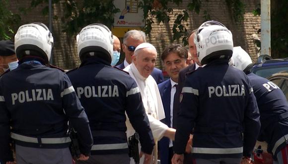 El papa Francisco saluda a los policías antes de ingresar al Vaticano después de ser dado de alta del hospital Gemelli en Roma, Italia, el 14 de julio de 2021. (Cristiano Corvino/REUTERS TV).