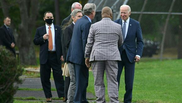 El presidente de Estados Unidos, Joe Biden, es recibido por funcionarios a su llegada en Cedar Brook Park en Plainfield, Nueva Jersey antes de visitar la escuela primaria East End para promover su plan de reconstrucción mejor el 25 de octubre de 2021. (Foto: ANDREW CABALLERO-REYNOLDS / AFP)
