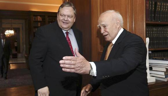 Venizelos (izquierda) renunció oficialmente al mandato de formar un gobierno de coalición. (AP)