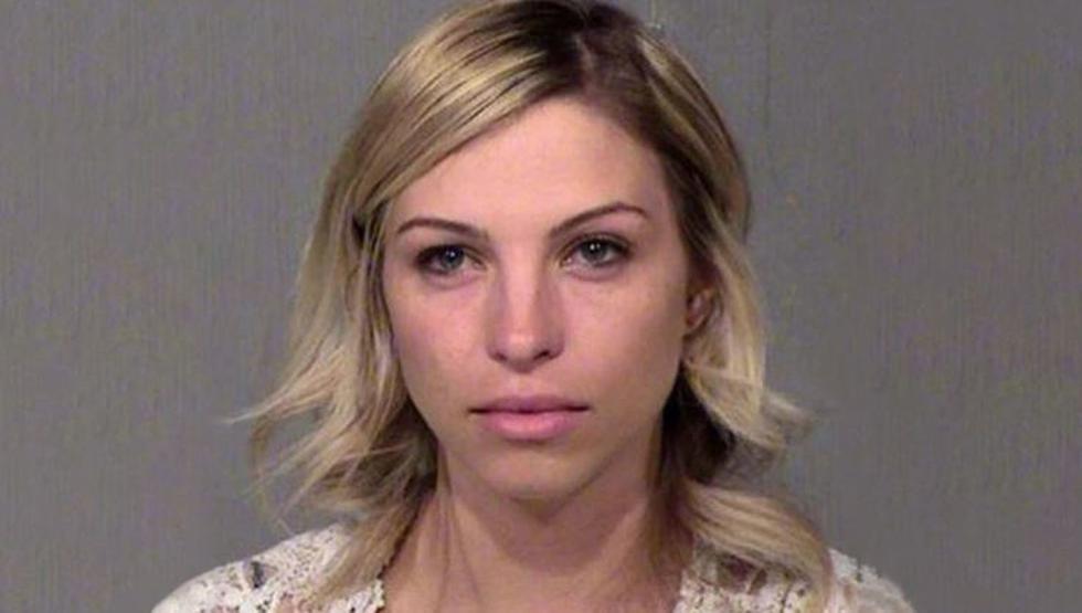 Maestra se declaró culpable de tener relaciones sexuales con alumno de 13 años tras difusión de chats. (Policía de Arizona)