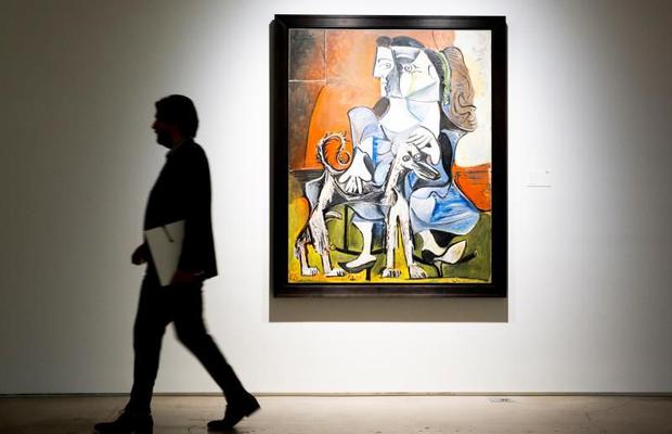 Un hombre camina junto a la obra "Mosquetero con pipa" de Pablo Picasso, que se espera subastar por entre los 20 y los 30 millones de dólares, expuesta en la muestra "Impresionistas y Arte Moderno" en la sala de subastas de Sotheby en Nueva York.  (Foto: EFE) 