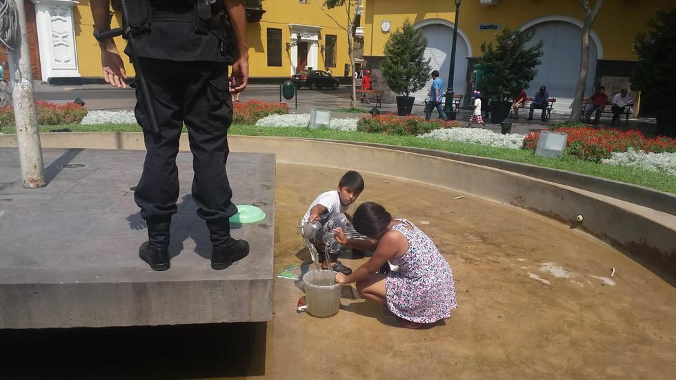 Vecinos retiran agua de piletas de la Plaza Perú (Fabiola Valle)