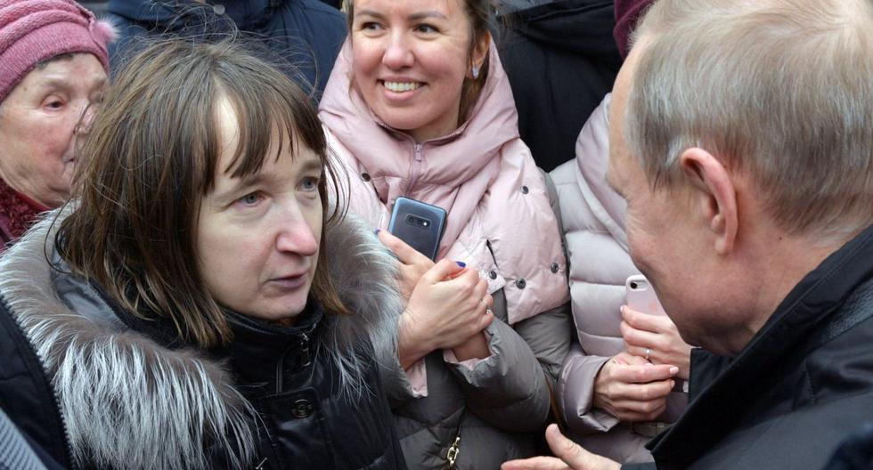 "¿Se puede vivir con 10.800 rublos (unos 160 euros)?), le interpeló la mujer al presidente, según las imágenes reproducidas por la televisión rusa. (AP).