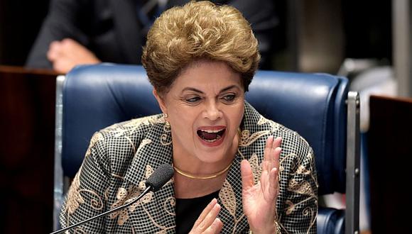 Dilma Rousseff acudió al Senado para presentar sus alegatos de defensa. (AFP)