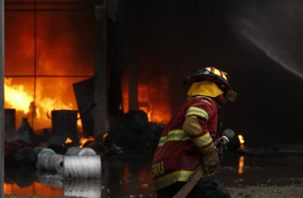 Al lugar llegaron 27 unidades de bomberos que lograron apagar las llamas de esta emergencia. (Fotos: GEC/ José Rojas Bashe)