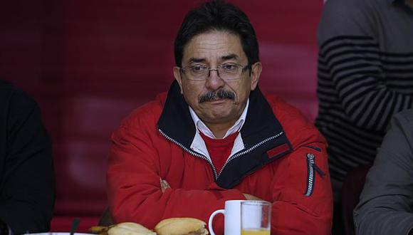 Elecciones 2014: Enrique Cornejo desayunó sin la cúpula del Apra. (Nancy Dueñas)