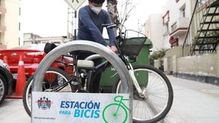 ¡Gran avance!: Magdalena instala 100 nuevos estacionamientos públicos para bicicletas