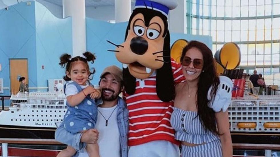 Pareja lleva a su hija de paseo por un crucero en Disney. (Instagram Karen Schwarz)