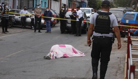 La víctima, Gian Carlos Quispe Sobero (32), murió en el acto. Recibió diez balazos.(Foto:  José Rojas Bashe/ @photo.gec)