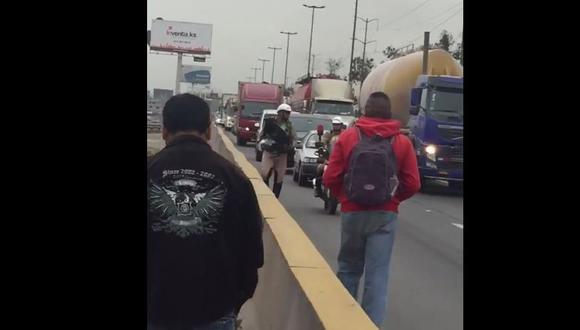 Policías salvan a perro en la carretera Panamericana Sur. (Facebook Brigueth Bm)