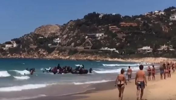 Video muestra el momento en que embarcación repleta de inmigrantes llega a playa española (YouTube/nuevolaredo.tv)