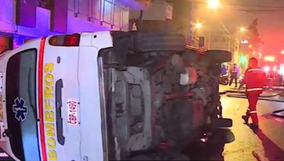 La ambulancia quedó volcada. (Foto: Captura/América Noticias)