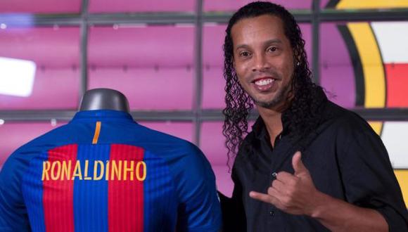 Ronaldinho volverá a lucir su fútbol con la camiseta 'azulgrana'. (AFP)