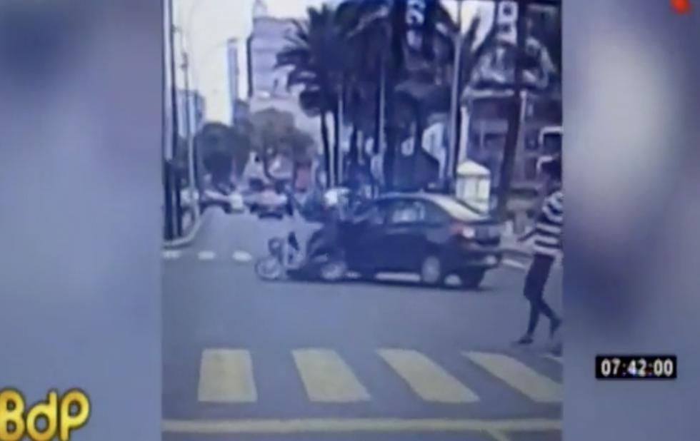 Miraflores: motociclista impacta contra automóvil por pasarse luz roja. (BuenosDíasPerú)