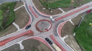 Residentes de Kentucky se la pasan manejando en círculos en rotonda recién inaugurada