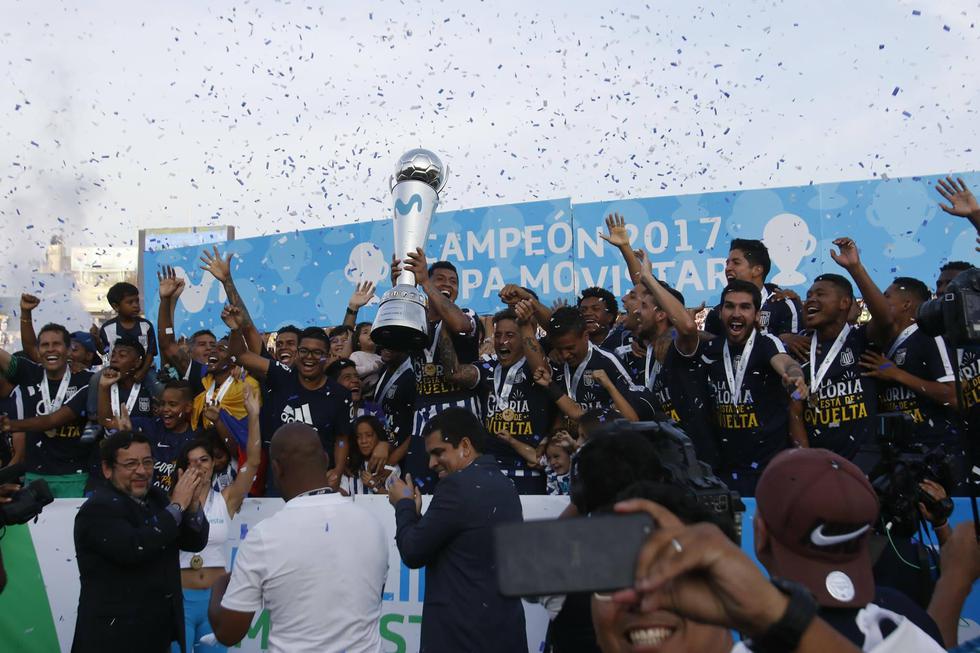 Alianza Lima levantó la copa del Descentralizado 2017 y todo Matute celebra. (Piko Tamashiro)