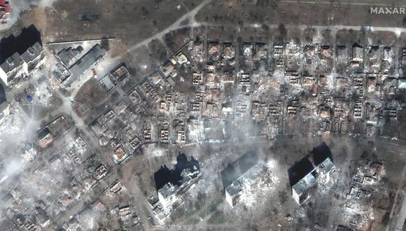 Esta imagen satelital distribuida por Maxar Technologies muestra edificios de apartamentos y casas destruidos al este de Mariupol, Ucrania, el 29 de marzo de 2022.. (Foto: Satellite image 2022 Maxar Technologies / AFP)