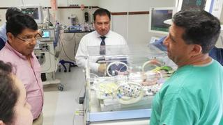 Operan con éxito a una bebé con el corazón expuesto en Bolivia