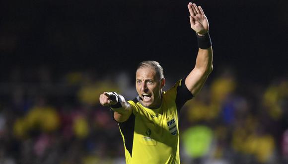 Néstor Pitana dirigirá el partido entre Colombia y Chile por la Copa América 2019. (Foto: AFP)