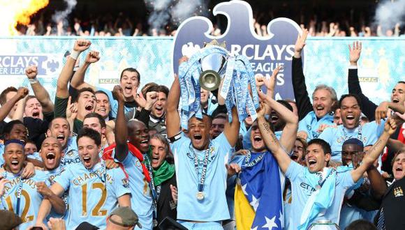 Jugadores del City desbordaron alegría tras ganar su tercera Premier League. (AP)