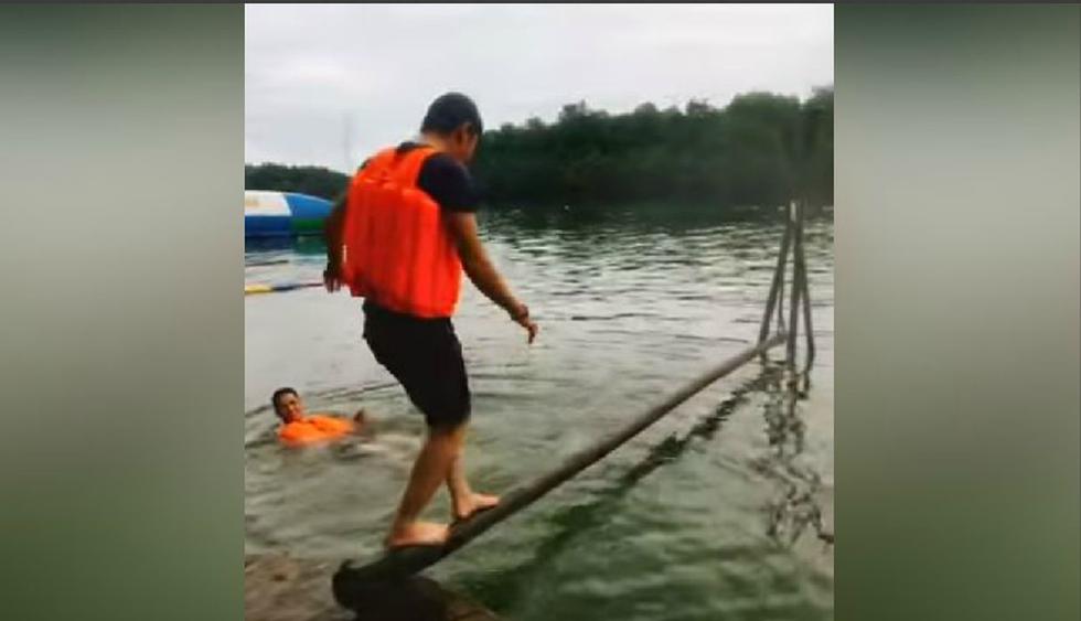 El joven estaba decidido a cruzar el lago. (YouTube: ViralHog)