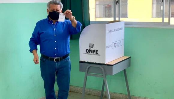 César Acuña acudió ayer a Pueblo Libre a ejercer su voto en las elecciones internas. (Foto: APP)
