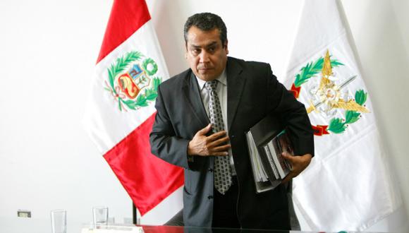 Congresistas creen que ministro Gustavo Adrianzén pone trabas a casos que involucran a la pareja presidencial (Perú21)