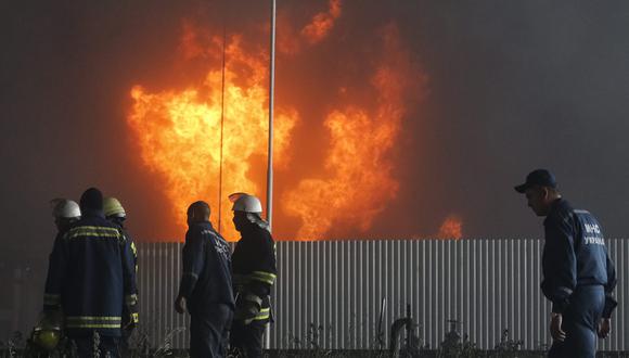 Al menos una persona murió, otras catorce resultaron heridas y tres bomberos siguen desaparecidos en el incendio que se desató en un almacén de combustibles en las afueras de Kiev. (Foto: EFE)