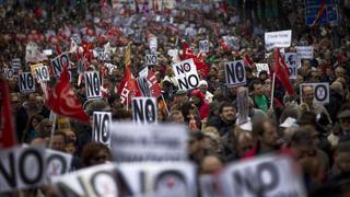 Miles protestan por duros recortes del Gobierno