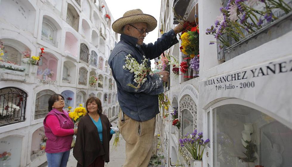 El cementerio El Ángel, ubicado en Barrios Altos, abrió sus puertas para recibir a cientos de visitantes. (David Vexelman)