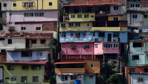 Vista del barrio de Petare en el este de Caracas, tomada el 24 de mayo de 2020 durante la pandemia del coronavirus COVID-19. (Foto de Federico PARRA / AFP)