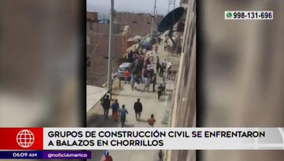 Enfrentamiento entre bandos de obreros de construcción civil fue registrado por vecinos del AA.HH. San Juan de la Libertad. (Captura: América Noticias)