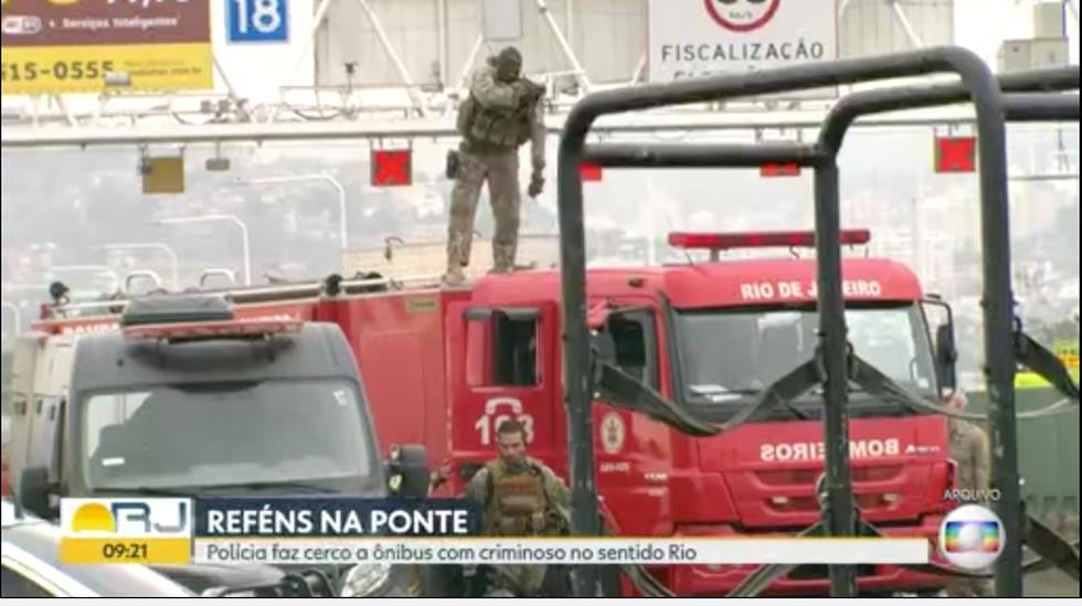 Río de Janeiro: Hombre armado secuestra un autobús con pasajeros y amenaza con explotarlo (Globo.com)