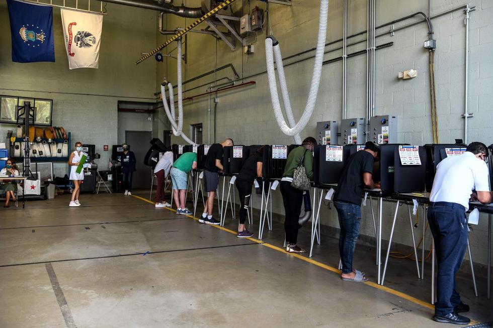 Los ciudadanos emiten sus votos en la Estación de Bomberos 4 de Indian Creek en Miami, Florida (Estados Unidos), el 3 de noviembre de 2020. (AFP / CHANDAN KHANNA).