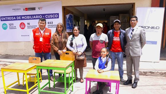 Congregación religiosa dona más de 2500 sillas y mesas a 25 colegios de Puno y Cusco