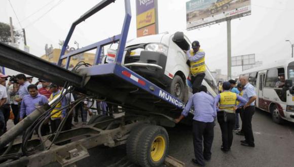 Envían al depósito vehículos que transportan pasajeros en la Carretera Central sin permiso. (Andina)