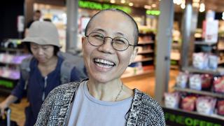 Liu Xia, viuda del Nobel de la Paz Liu Xiaobo, deja "prisión domiciliaria" y sale de China