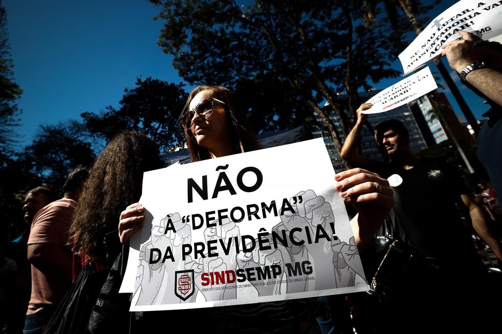 Decenas de personas participan en una manifestación en Belo Horizonte contra la reforma de las pensiones propuesta por el Gobierno del presidente Jair Bolsonaro. (Foto: EFE)