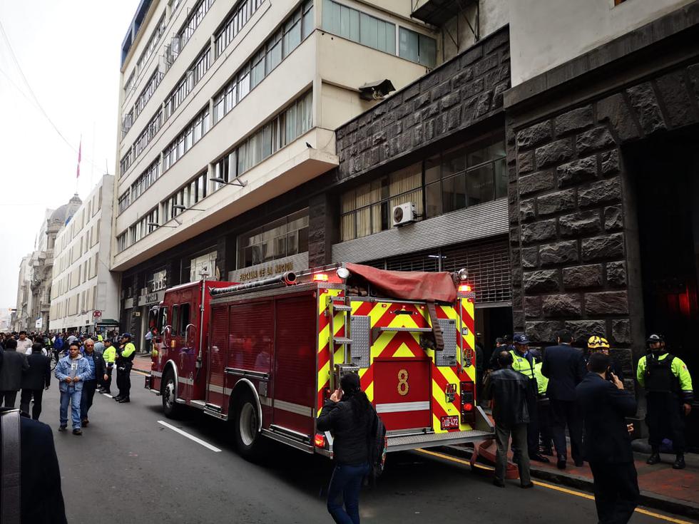 Evacúan a trabajadores debido a un amago de incendio originado en el tercer piso del edificio.