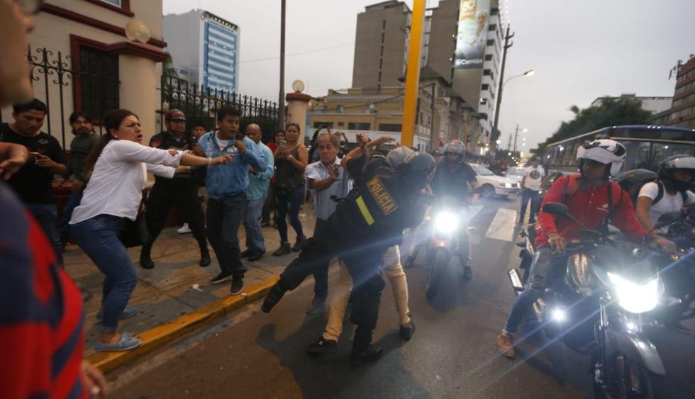 La Policía intervino a los sujetos que peleaban. (Foto: Mario Zapata/Grupo El Comercio)
