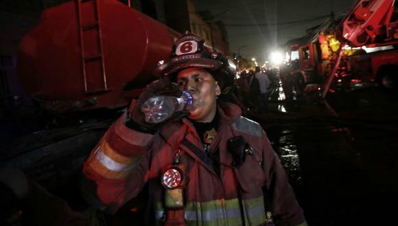Los bomberos reciben alimentos por parte de empresas privadas y generosos ciudadanos. (Renzo Salazar)