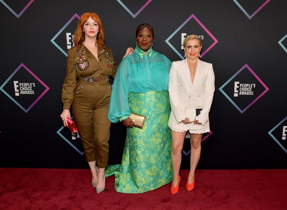 Hendricks, Retta, y Mae Whitman no se vistieron acorde a la gala de los People's Choice Awards y decepcionaron con sus looks. (Foto: AFP)