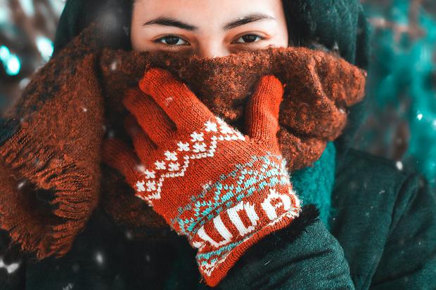Usa guantes y evita la lana para proteger tus manos del frío del invierno. (Foto: Pexels)