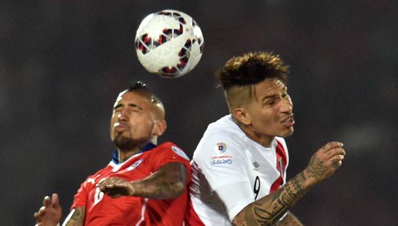 Canales de televisión que transmiten el Perú vs. Chile en vivo y en directo este jueves 12 de octubre por la fecha de las Eliminatorias rumbo a la Copa del Mundo 2026. (Foto: AFP)