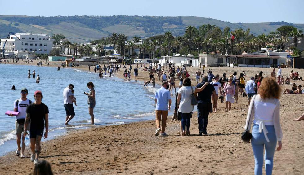 La gente disfruta de la playa en Santa Severa (cerca de Roma), ya que Italia alivió algunas de las medidas de cierre establecidas durante el brote del coronavirus (COVID-19).(REUTERS/Alberto Lingria).