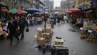 Comerciantes informales desalojados lotizan calles aledañas a la avenida Aviación