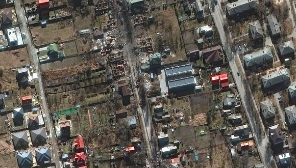 Esta imagen satelital del folleto publicada por Maxar Technologies muestra vehículos militares destruidos en un área residencial y casas destruidas en la calle Vokzalna, Bucha. (Foto por Imagen satelital 2022 Maxar Technologies / AFP)