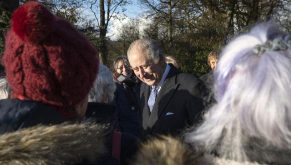 El rey Carlos III de Gran Bretaña habla con el personal y los voluntarios durante una visita a Erddig en Wrexham, al norte de Gales, el 9 de diciembre de 2022. (Foto de David Rose / POOL / AFP)